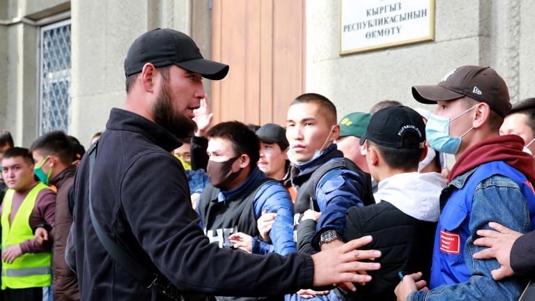 Президентът на Киргизстан обяви извънредно положение