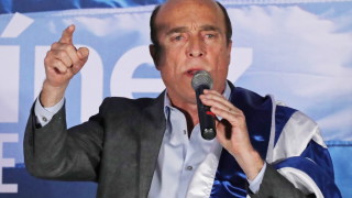 Кандидатът на управляващата либерална коалиция Даниел Мартинес води с малка