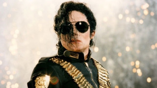 След Фреди Меркюри Елтън Джон и отскоро Елвис и Уитни