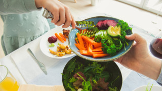 В забързаното ни ежедневие въглехидратните закуски са се превърнали в