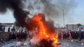В четвъртък в северноирландския град Портадаун демонстранти нападнаха полицията с