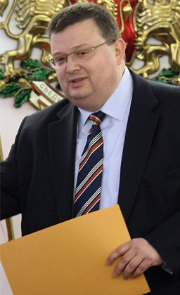 Призовават Плевнелиев да не подписва указа за Цацаров