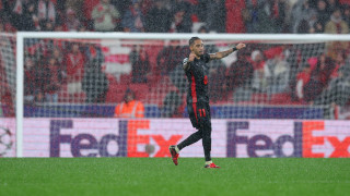 Комичният гол на Рафиня срещу Бенфика в Шампионската лига стана