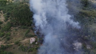 Пожар в землището на Свиленград затвори временно пътя към Гърция