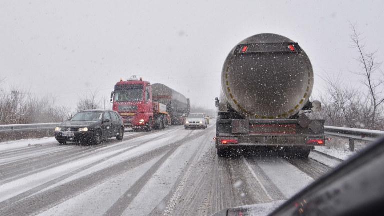 Снегът наложи ограничения за движението в цялата страна 