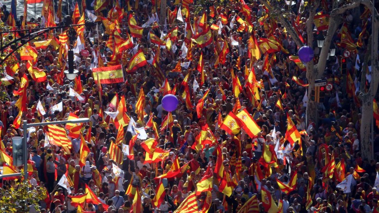 Хиляди каталунци излязоха на демонстрация в полза единството на Испания,