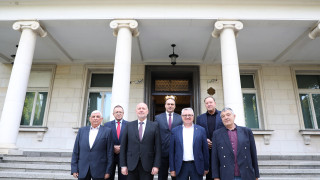 Министърът на отбраната Тодор Тагарев обсъди със свои предшественици приоритетите