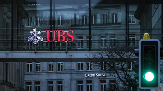 Най голямата швейцарска банка UBS се съгласи да купи закъсалия
