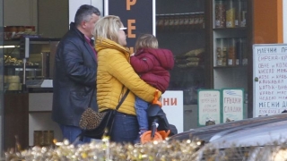 Папарак улови Лора Крумова и детето й! (СНИМКИ)