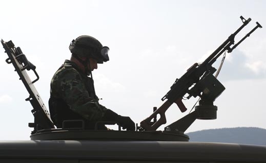 Режат 50% от заплатата на военните, учещи чужди езици