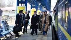 Японският премиер пристигна в Киев