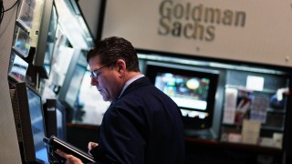 Бившият директор в Goldman Sachs Андреа Вела получи доживотна забрана