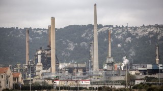 Френски фермери от неделя вечерта започнаха стъпаловидна блокада на рафинерии