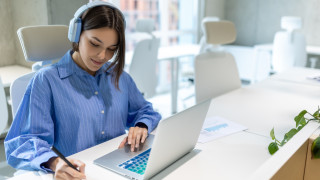 Те не помнят света преди Facebook Детството им започна със