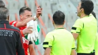 Странен червен картон в Турция, изгониха футболист, който показа повторение от телефона си (ВИДЕО)