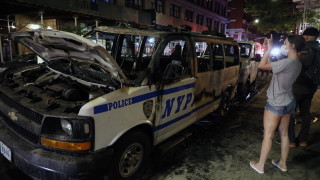 Полицейски джип гази протестиращи в Ню Йорк