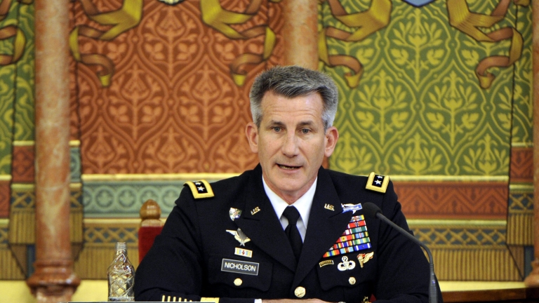 Нов генерал пое войските на НАТО в Афганистан 