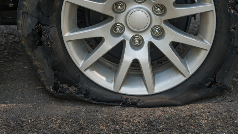 Над 50 коли в различни квартали на Бобов дол осъмнаха с нарязани гуми