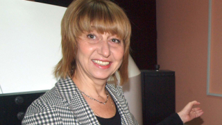 Вдигат заплатите на учителите от септември