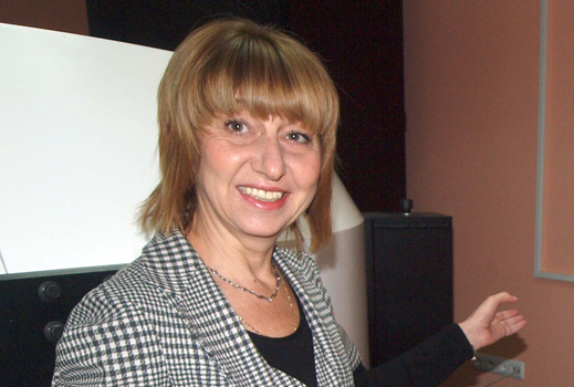 Вдигат заплатите на учителите от септември