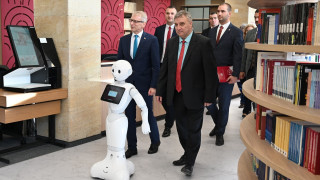 Роботът Пепа въведе Денков и ректора в библиотеката на УНСС