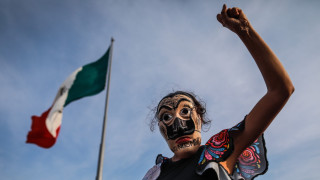 Жени участващи в марш на Международния ден на жената влязоха