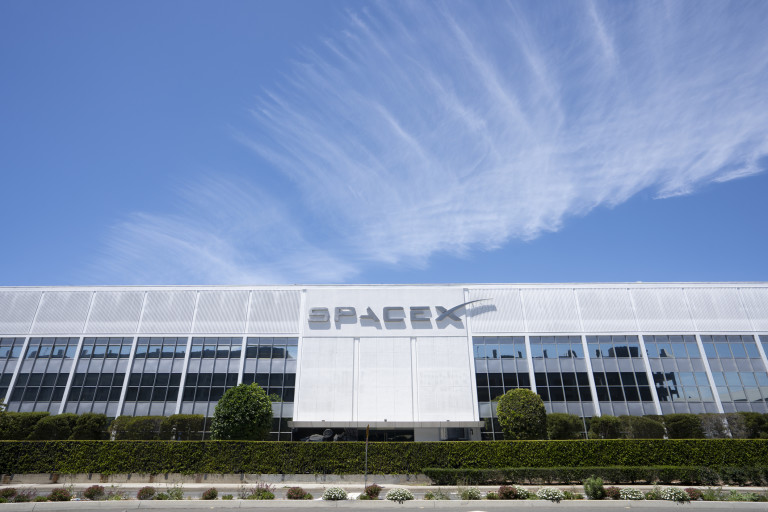 SpaceX ще избавя човечеството