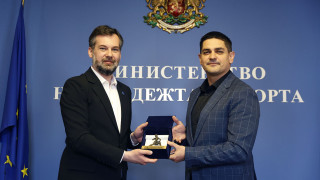 Министърът на млажета и спорта Радостин Василев проведе официална среща