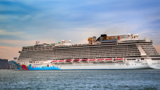 Круизен кораб със 700 души пасажери и екипаж на борда