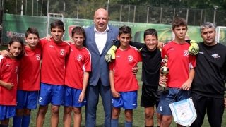 Министър Кралев връчи купата на „Софийска вода“ на традиционния детски футболен турнир