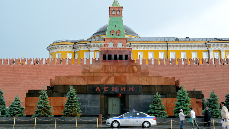 Събаряните на Запад паметници предизвикаха размисъл за съветските статуи в Русия и Украйна