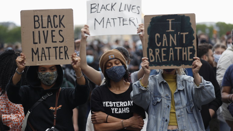 Полицията в Париж използва стоманена ограда срещу протест