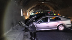Челен удар на лека кола и бус в Благоевградско прати трима в болница