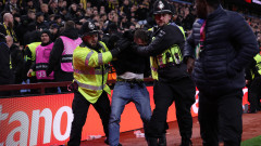 Бойкот и сблъсъци спряха мача на Астън Вила с Йънг Бойс