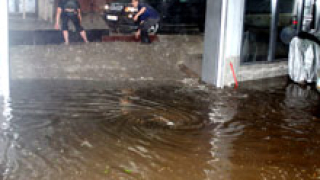 Дъждът наводни Кюстендил 