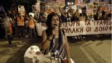  Коктейли Молотов и сълзотворен газ в Атина за гибелта на рапър 