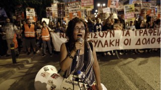 Коктейли Молотов и сълзотворен газ в Атина за смъртта на рапър