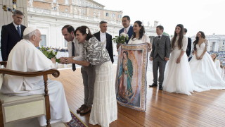 Папа Франциск използва инвалидна количка на публично място в четвъртък