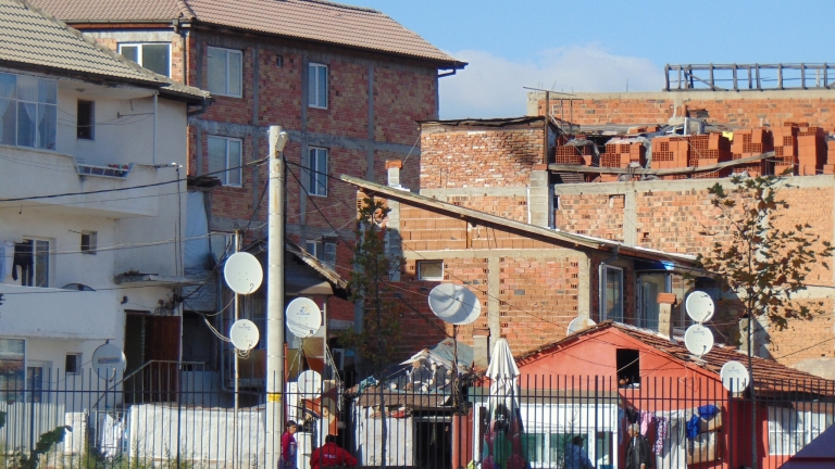 Събарят незаконни постройки в циганската Аджисан махала в Пловдив 