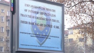 Свалиха билборд на полицаите с послание към евроделегатите