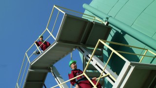 По малко от година след началото на тръжните процедури продажбата на