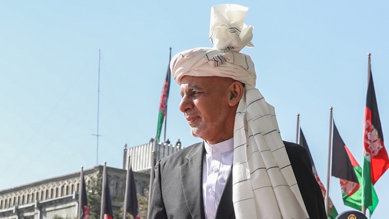Афганистанският президент Ашраф Гани напусна страната, след като талибански бойци