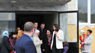 Малмстрьом доволна от свършеното в бежанския център в Харманли 