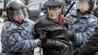 Нови арести на опозиционери в Москва и Петербург
