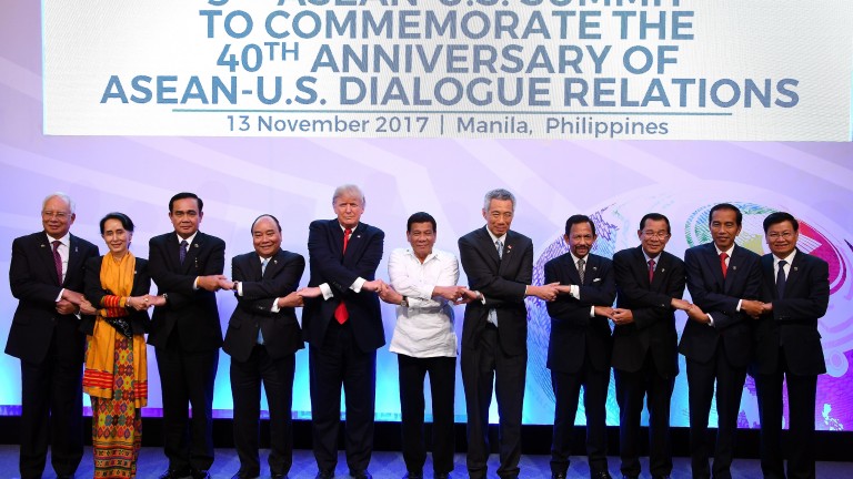Тръмп гримасничи по време на груповото ръкостискане на срещата на АСЕАН