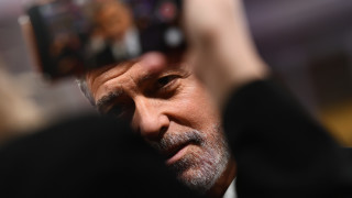 Джордж Клуни и оръжията на снимачната площадка