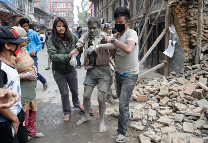 Жертвите на земетресението в Непал вече са над 2000
