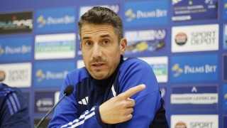 Треньорът на Левски Хулио Веласкес говори пред медиите преди плейофния