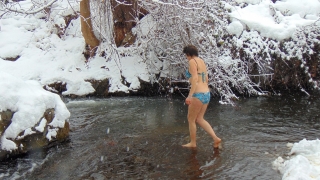 Смелчаци се къпят в пловдивска река при минусови температури