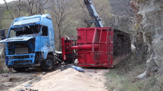 ТИР пълен с фураж се преобърна в Кресненското дефиле